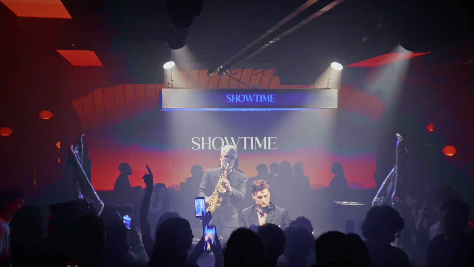 SHOWTIME, live sax under the spotlight